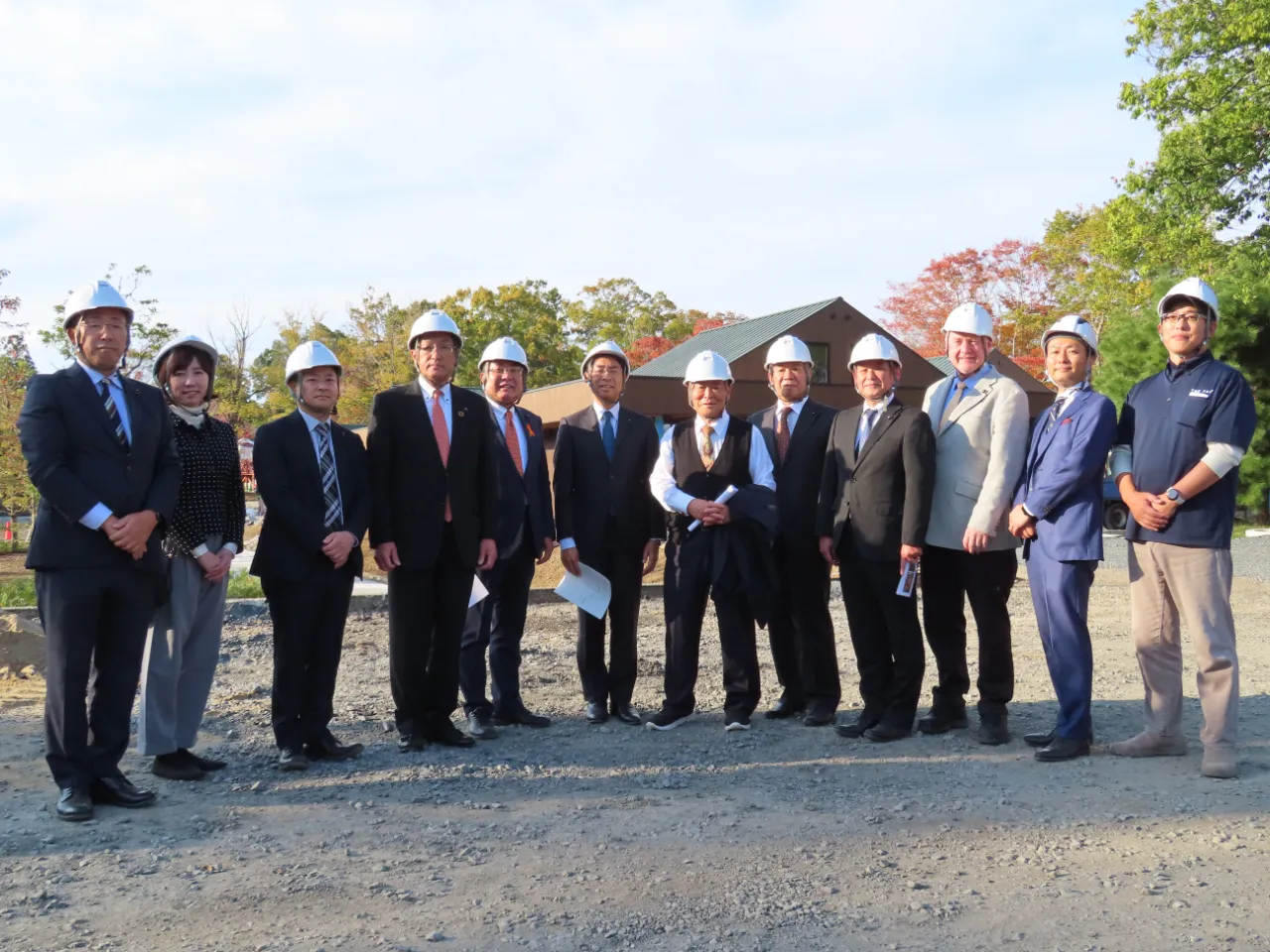 説明を受ける委員の様子