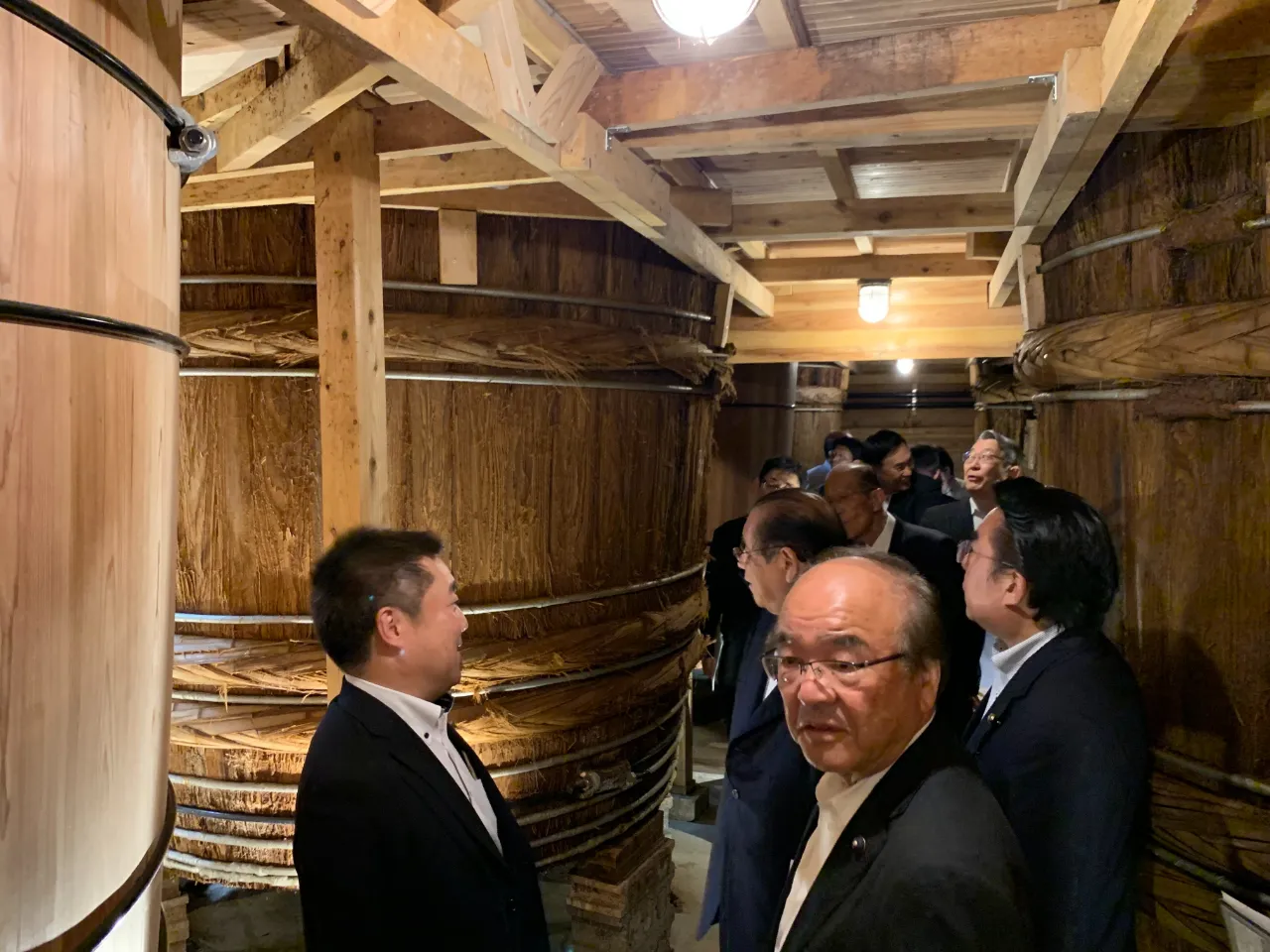 醤油製造の現場を視察する委員の様子