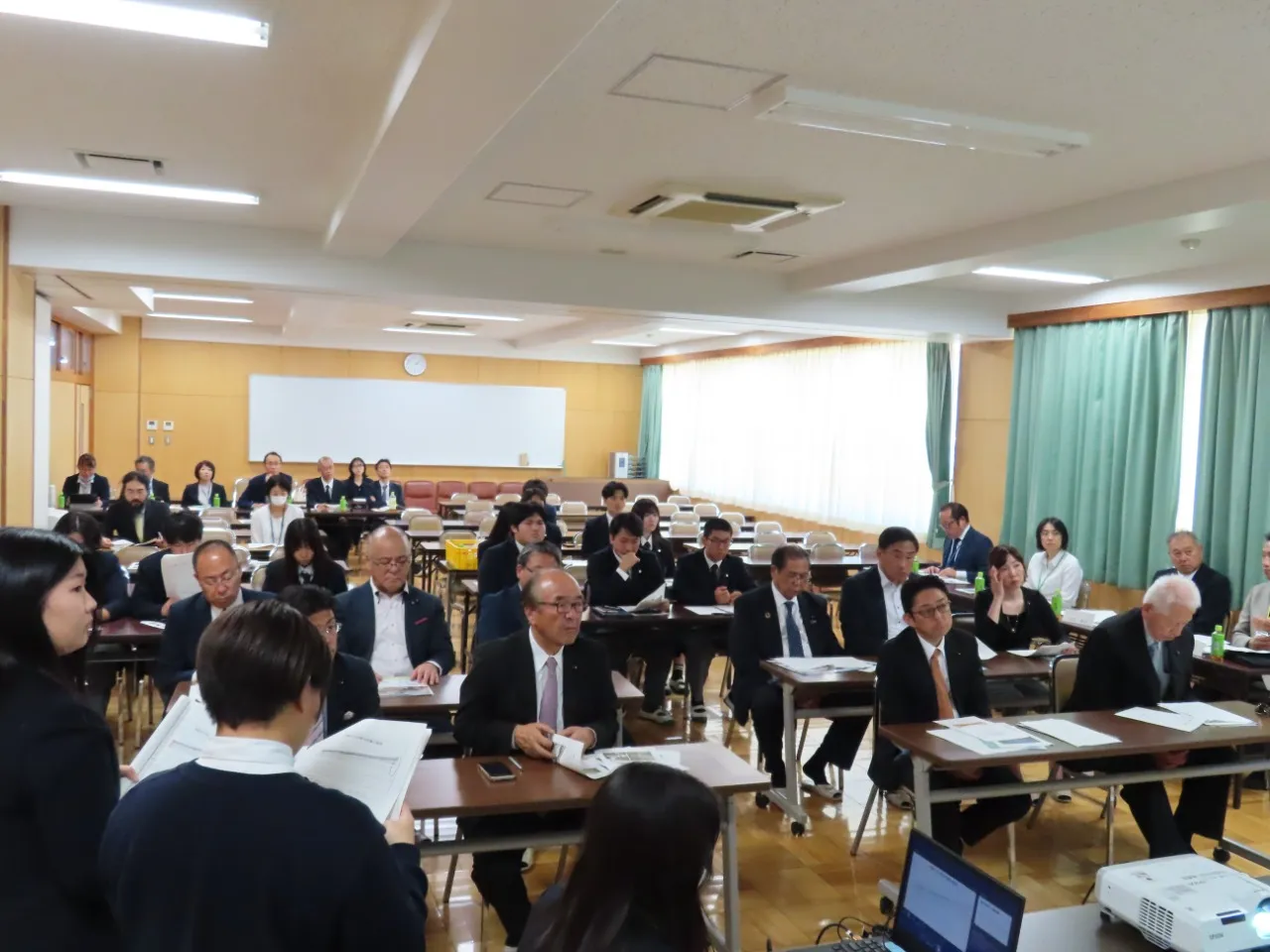 高校生の発表を聞く委員の様子