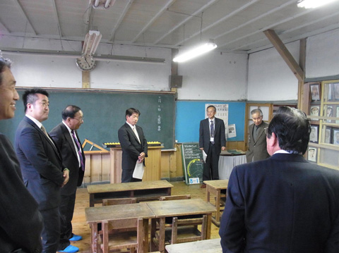 旧上岡小学校を現地視察する総務企画委員会委員