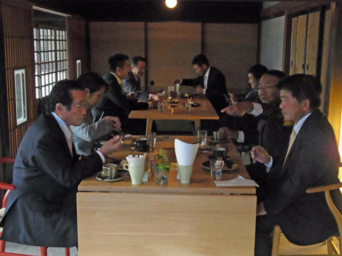 高萩茶房を現地視察する総務企画委員会委員
