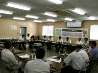 北越紀州製紙㈱関東工場の概要について説明を受ける様子