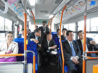 委員がバスに乗車し，説明を受けている様子