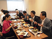 県産食材を使った料理を食している様子