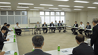 工事の概要について説明を受ける委員の様子
