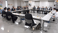 工場の概要や取り組み等について説明を受ける委員の様子