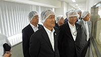 製造工程を視察する委員の様子