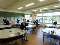 VR授業を体験する委員の様子