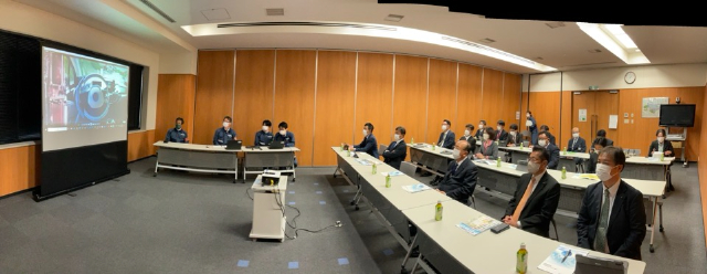説明を受ける委員の様子