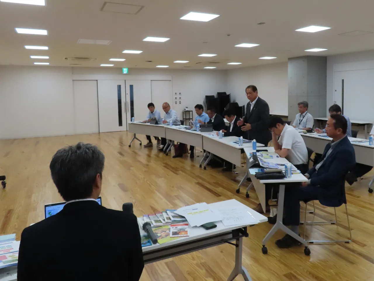 質問をする委員の様子