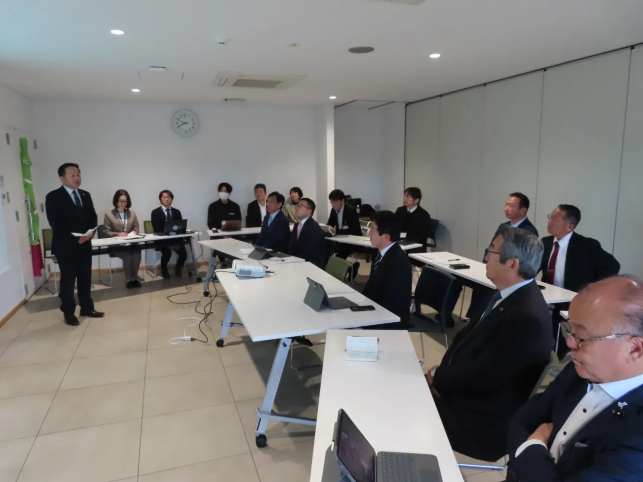 説明を受ける委員の様子