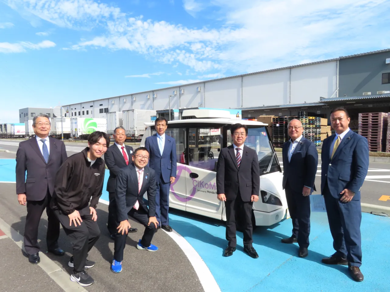 体験乗車する委員の様子