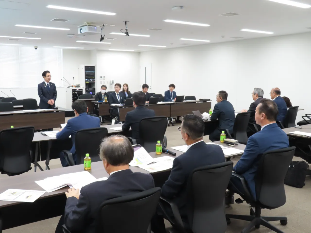 説明を受ける委員の様子