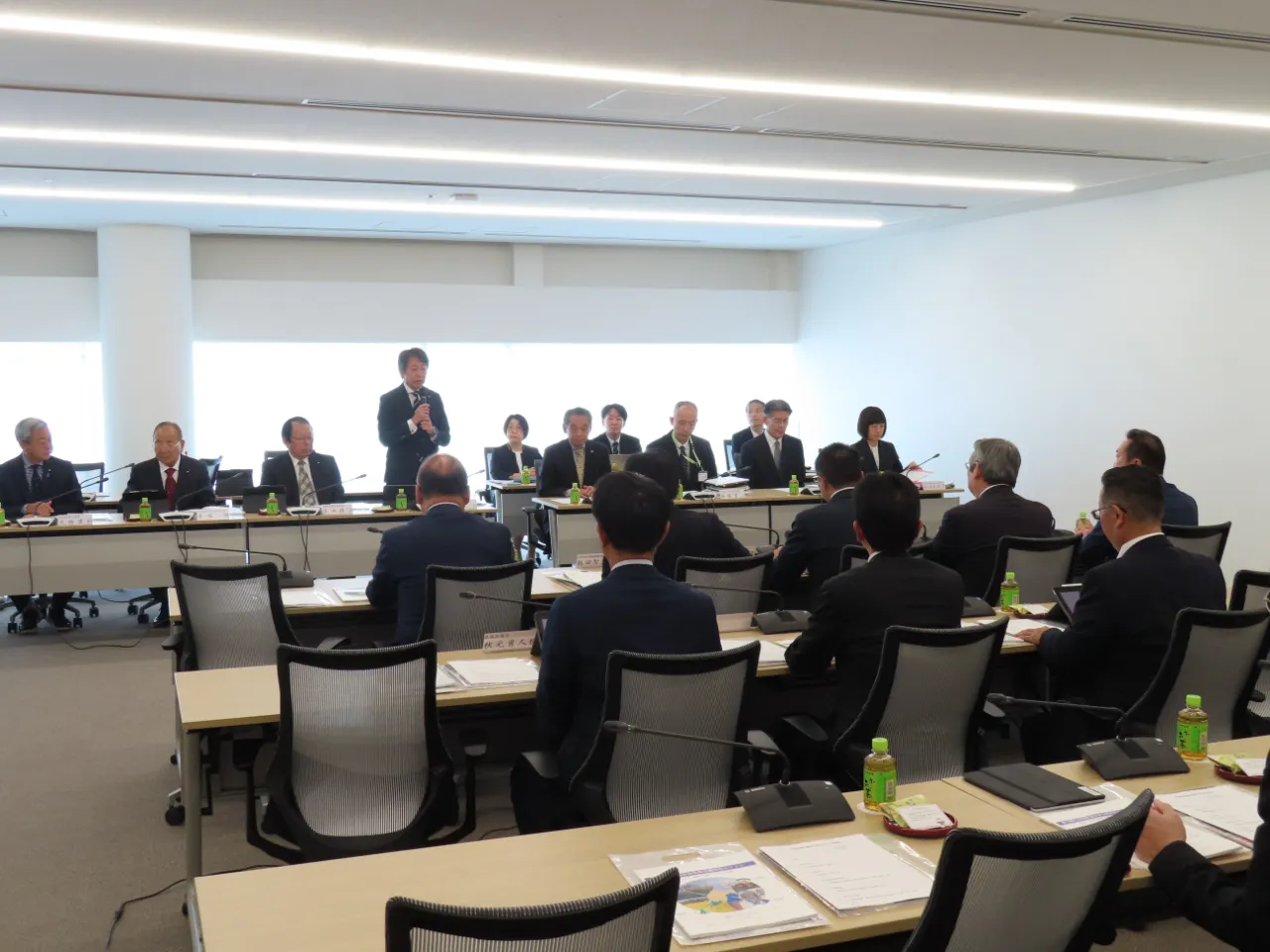 意見交換する委員の様子