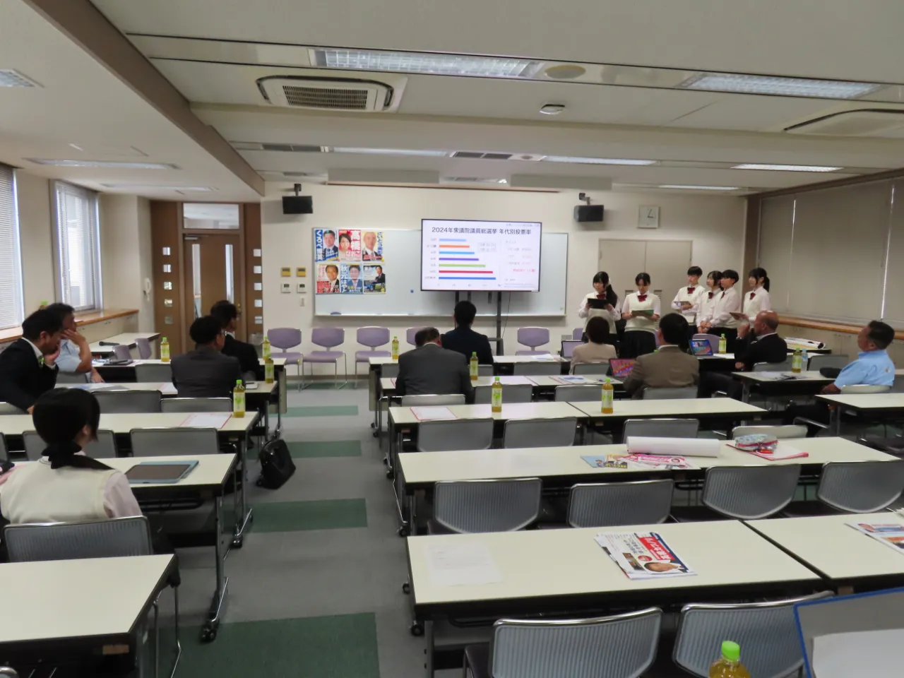 生徒の発表を聞く委員の様子