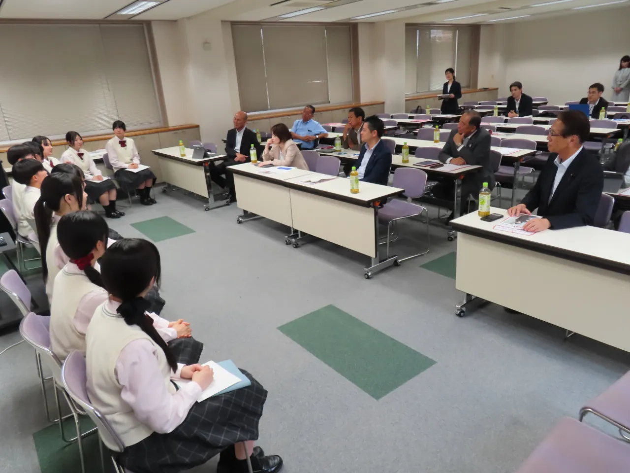 生徒と意見交換をする委員の様子