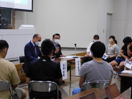 伊沢勝徳議長と流通経済大学生の意見交換会の様子