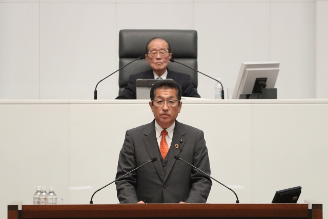 調査結果の報告を行う石井邦一委員長