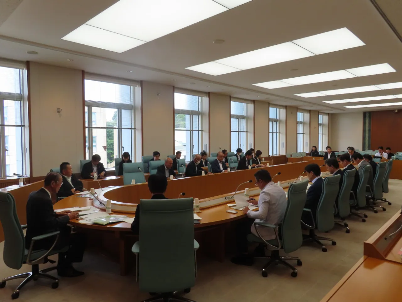 委員の様子（栃木県議会）