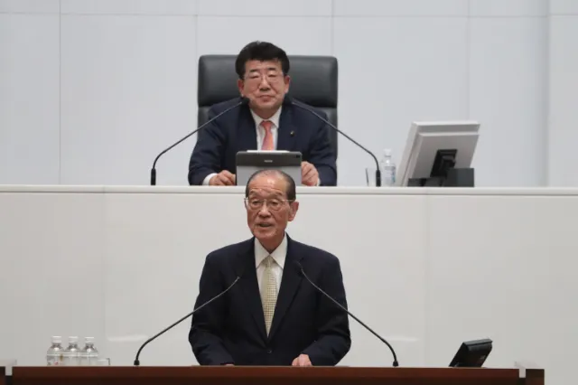 調査結果の報告を行う半村登委員長