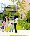 写真：住宅街で遊ぶ家族