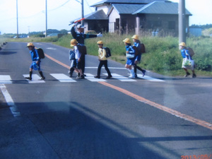 中野自警団の方が横断歩道で子供達を誘導しています
