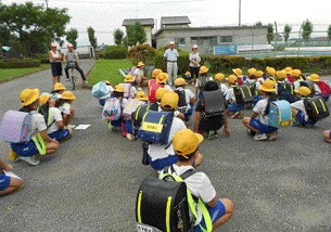 川西見守り隊の活動状況。小学生への講和風景