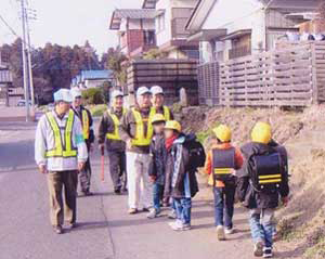大島コミセン地区安心まちづくり連絡会の皆さんが子供達を見守りながらパトロールしています