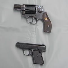 回転式拳銃と自動式拳銃の写真