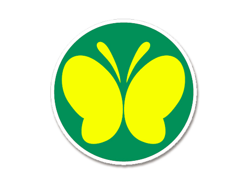 標識は、白色枠のある緑の円の中に黄色の蝶を図案化したものが描かれています。