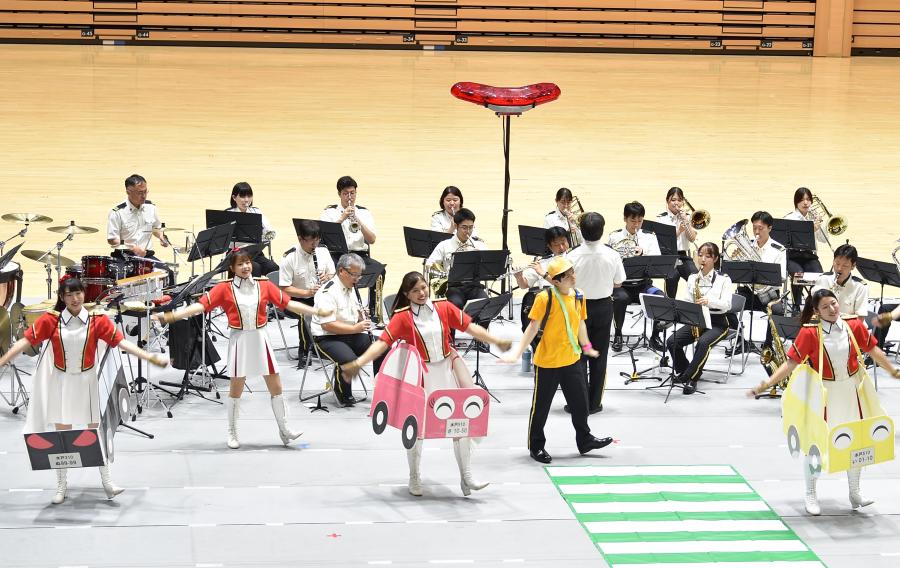 横断歩道の正しいわたり方写真