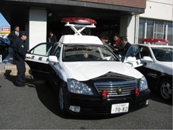 画像：高萩警察署でパトカーを視察している様子