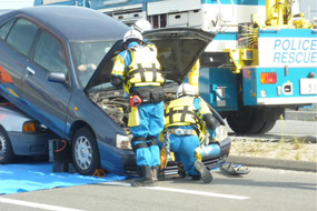 乗用車から救助