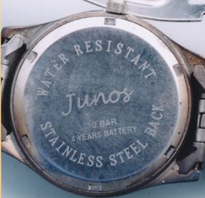 腕時計裏側部分Junosの刻印を撮影