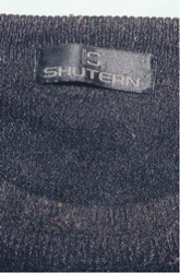 セーターのタグ部分（SHUTERN）の文字を拡大