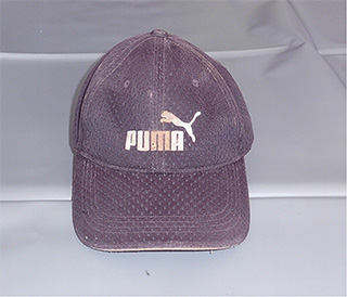 黒色帽子正面の写真PUMAのロゴ