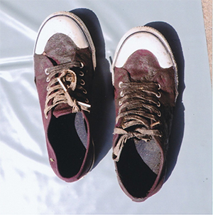 運動靴（えんじ色）の写真