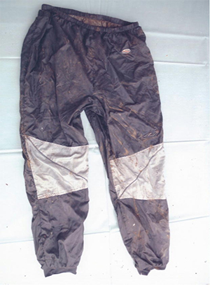 ズボン（黒色）遺体の周辺で発見されたものの写真