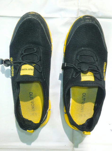 運動靴（黒色、26.5センチメートル）の写真。ソールは黄色のもの