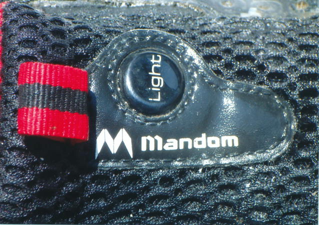  着衣等写真。運動靴（黒色と赤色、26.0センチメートル）ロゴ