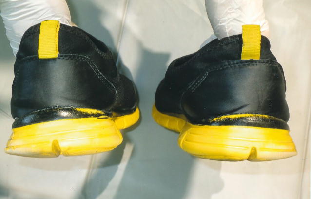 運動靴（黒色、26.5センチメートル）の写真。靴底は黄色のもの
