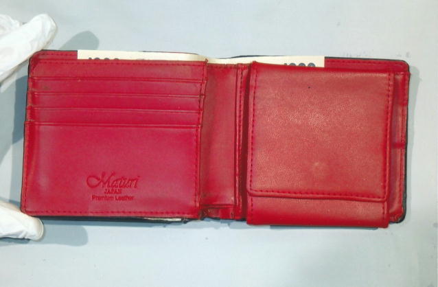 財布（黒色、二つ折り）の内部写真。内側は赤色