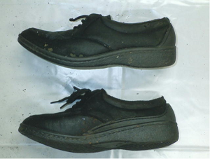 運動靴（黒色、24.0cm）側面