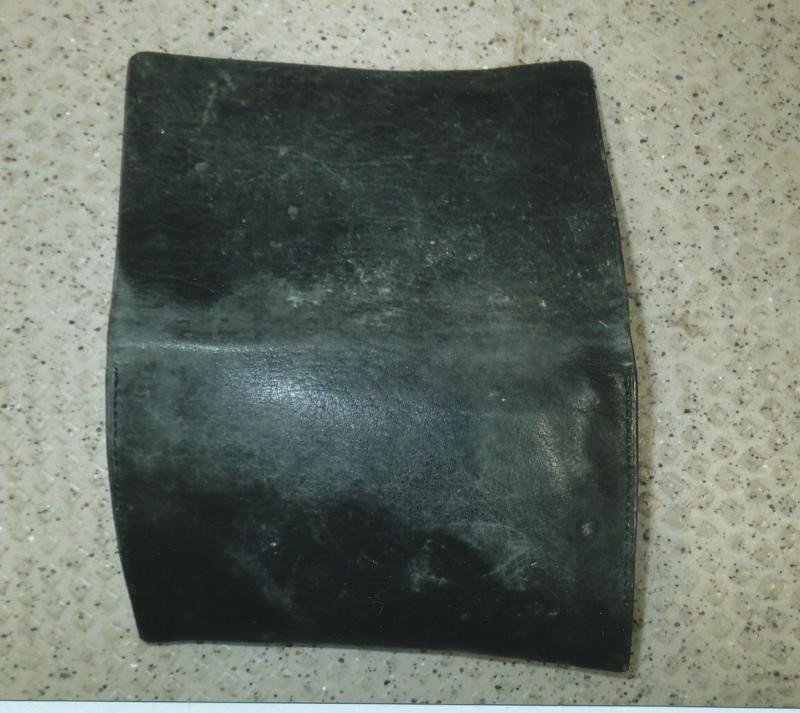 財布（黒色、革製、二つ折り）外側
