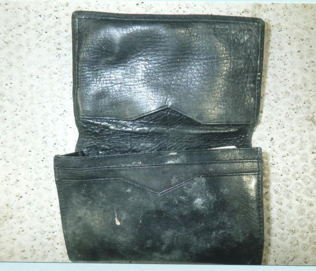 財布（黒色、革製、二つ折り）内側