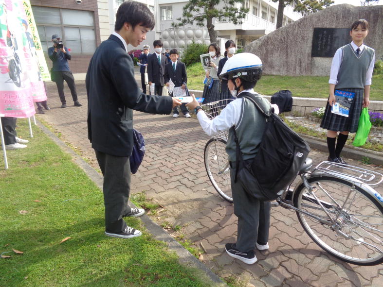 勝田中等教育学校でのキャンペーン写真1