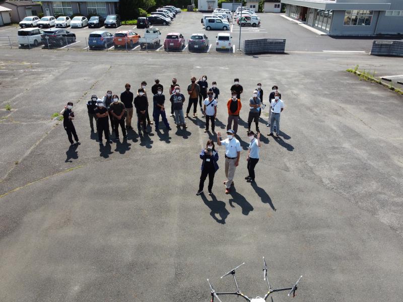 ドローン撮影した受講生の集合写真