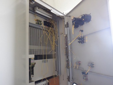 切断された受電盤ケーブル