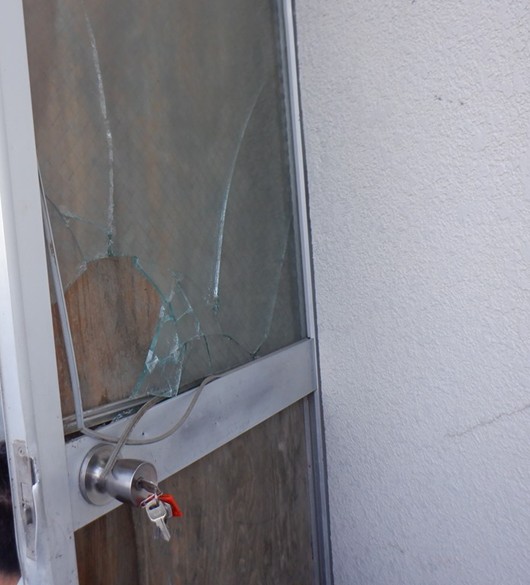 割られた機場の出入り口ドアの様子