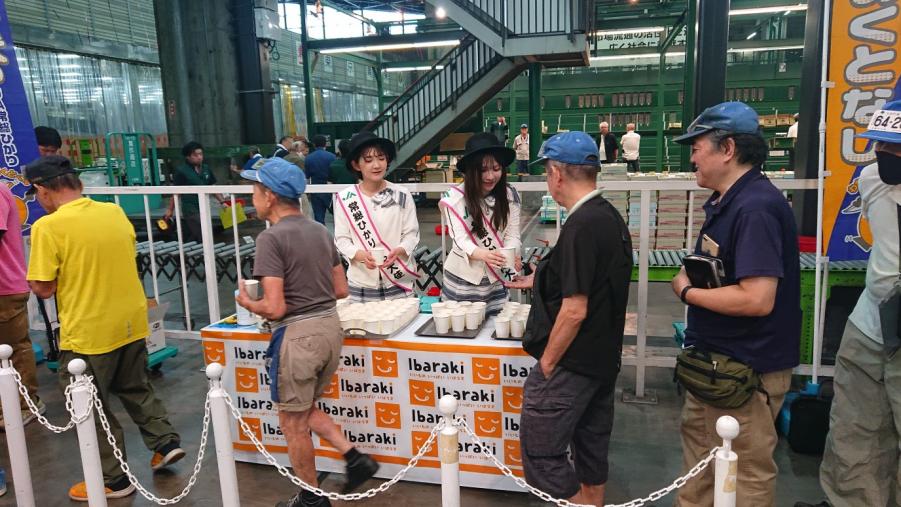 八千代町産ナシ試食の様子